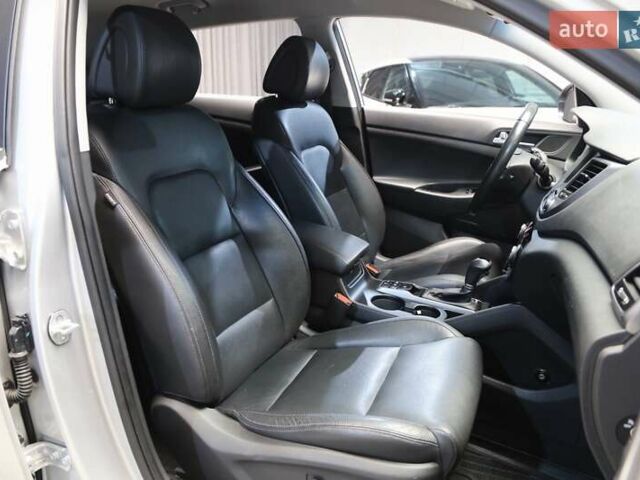 Серый Хендай Туксон, объемом двигателя 2 л и пробегом 126 тыс. км за 19400 $, фото 11 на Automoto.ua