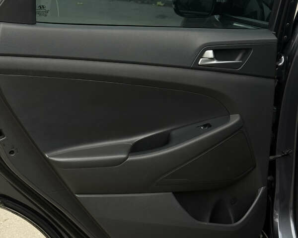 Серый Хендай Туксон, объемом двигателя 2 л и пробегом 195 тыс. км за 15000 $, фото 27 на Automoto.ua