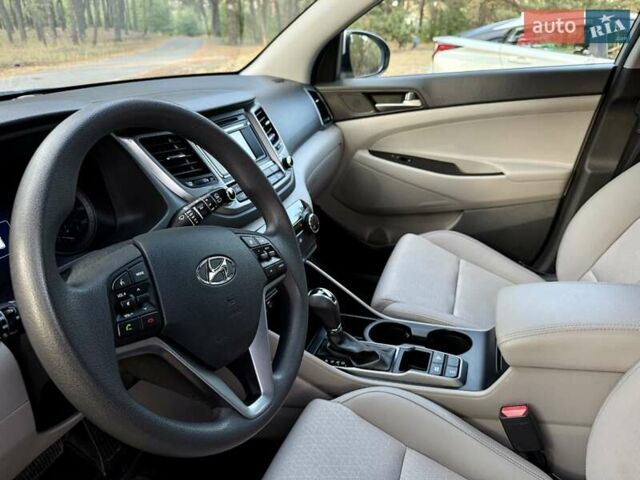 Серый Хендай Туксон, объемом двигателя 2 л и пробегом 58 тыс. км за 17500 $, фото 14 на Automoto.ua