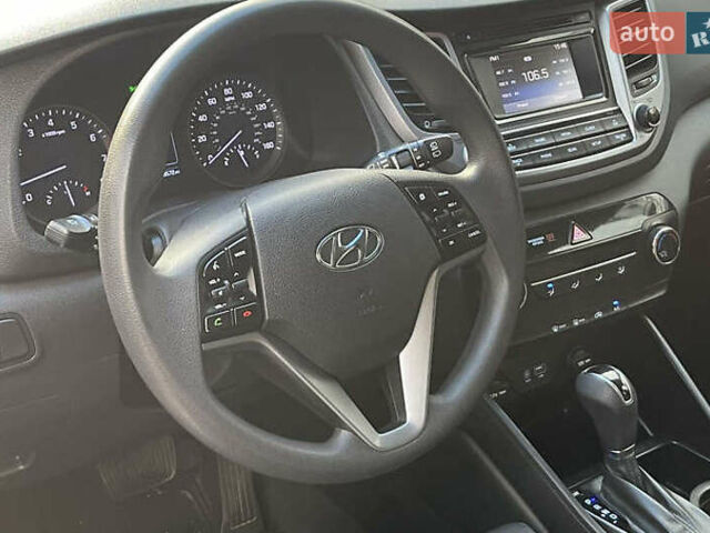 Серый Хендай Туксон, объемом двигателя 2 л и пробегом 125 тыс. км за 15600 $, фото 8 на Automoto.ua