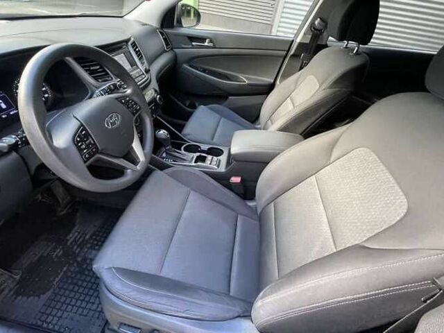 Сірий Хендай Туксон, об'ємом двигуна 2 л та пробігом 125 тис. км за 13600 $, фото 6 на Automoto.ua