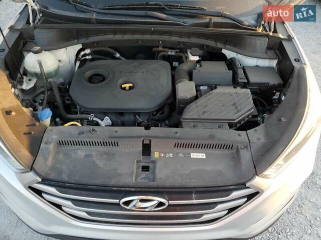 Серый Хендай Туксон, объемом двигателя 2 л и пробегом 111 тыс. км за 2400 $, фото 11 на Automoto.ua