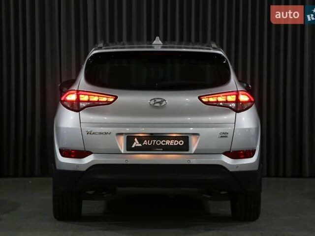 Серый Хендай Туксон, объемом двигателя 2 л и пробегом 126 тыс. км за 19400 $, фото 5 на Automoto.ua