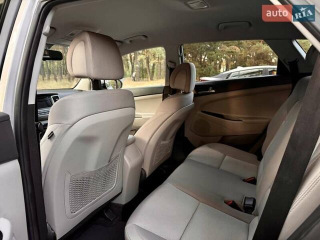 Серый Хендай Туксон, объемом двигателя 2 л и пробегом 58 тыс. км за 17500 $, фото 17 на Automoto.ua