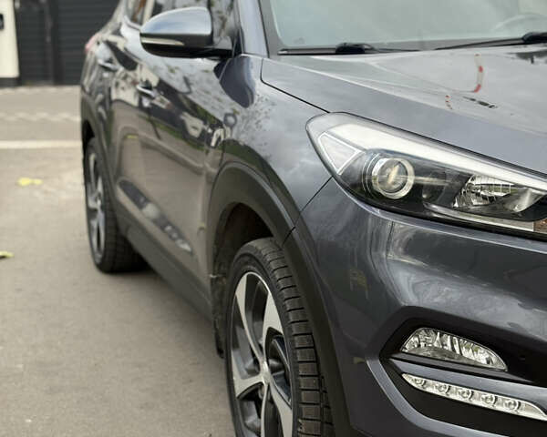 Серый Хендай Туксон, объемом двигателя 2 л и пробегом 195 тыс. км за 15000 $, фото 4 на Automoto.ua