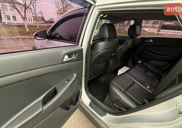 Сірий Хендай Туксон, об'ємом двигуна 2 л та пробігом 206 тис. км за 16000 $, фото 14 на Automoto.ua