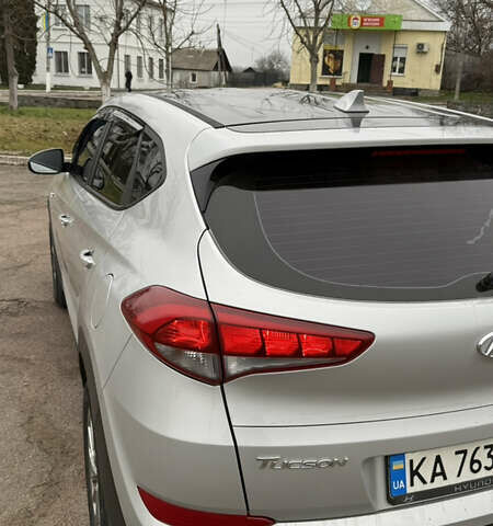 Сірий Хендай Туксон, об'ємом двигуна 2 л та пробігом 206 тис. км за 16000 $, фото 7 на Automoto.ua