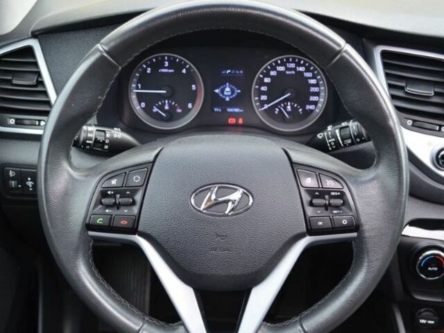 Серый Хендай Туксон, объемом двигателя 1.69 л и пробегом 165 тыс. км за 9600 $, фото 9 на Automoto.ua