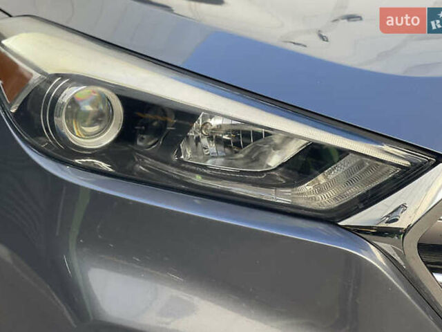 Серый Хендай Туксон, объемом двигателя 2 л и пробегом 125 тыс. км за 15600 $, фото 1 на Automoto.ua