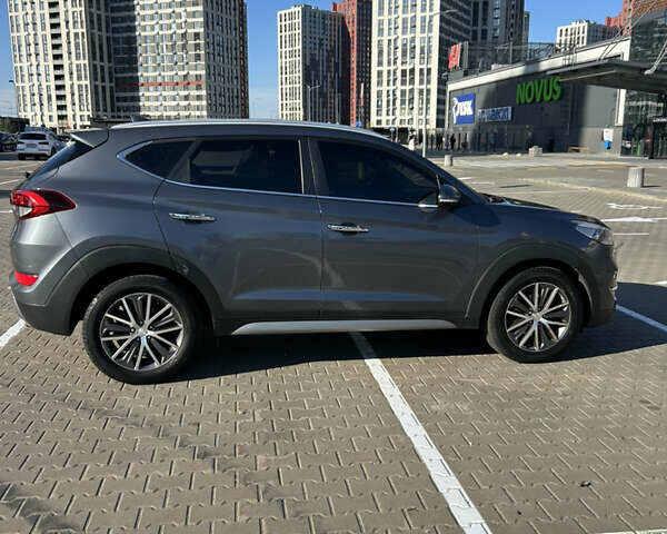 Серый Хендай Туксон, объемом двигателя 1.69 л и пробегом 184 тыс. км за 17000 $, фото 2 на Automoto.ua