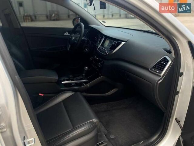 Серый Хендай Туксон, объемом двигателя 1.7 л и пробегом 99 тыс. км за 15490 $, фото 19 на Automoto.ua