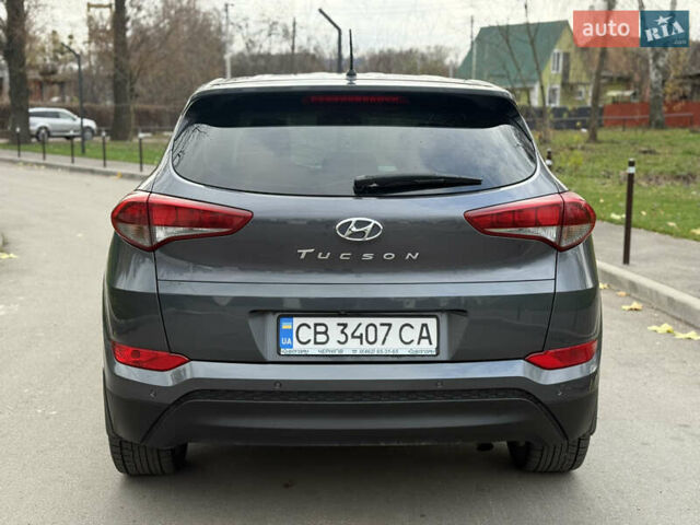 Серый Хендай Туксон, объемом двигателя 2 л и пробегом 195 тыс. км за 15000 $, фото 6 на Automoto.ua