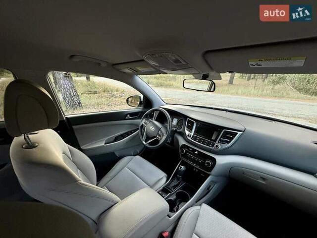 Серый Хендай Туксон, объемом двигателя 2 л и пробегом 58 тыс. км за 17500 $, фото 19 на Automoto.ua