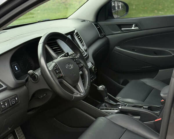 Серый Хендай Туксон, объемом двигателя 2 л и пробегом 195 тыс. км за 15000 $, фото 23 на Automoto.ua