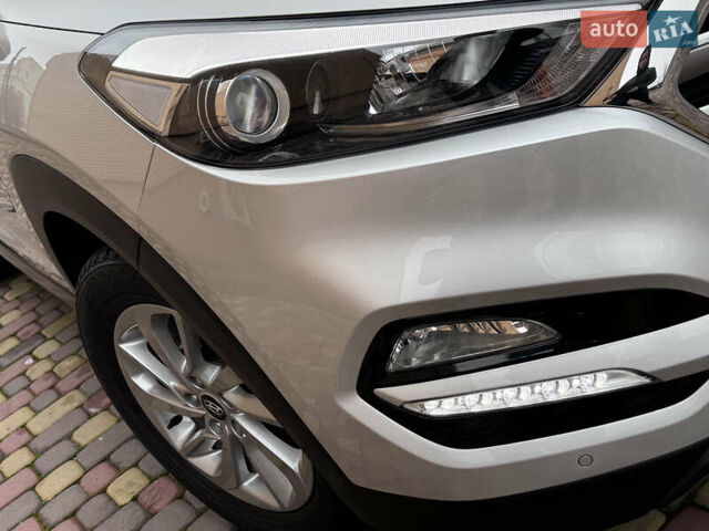 Серый Хендай Туксон, объемом двигателя 2 л и пробегом 85 тыс. км за 19500 $, фото 10 на Automoto.ua