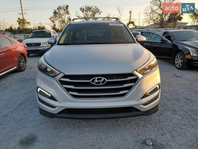Серый Хендай Туксон, объемом двигателя 2 л и пробегом 111 тыс. км за 2400 $, фото 4 на Automoto.ua