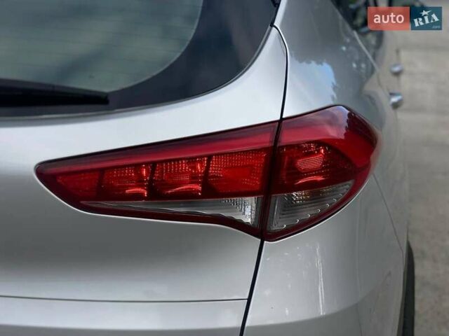 Серый Хендай Туксон, объемом двигателя 1.7 л и пробегом 99 тыс. км за 15490 $, фото 5 на Automoto.ua