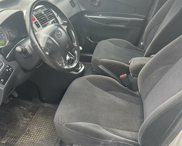 Серый Хендай Туксон, объемом двигателя 2 л и пробегом 192 тыс. км за 7777 $, фото 4 на Automoto.ua