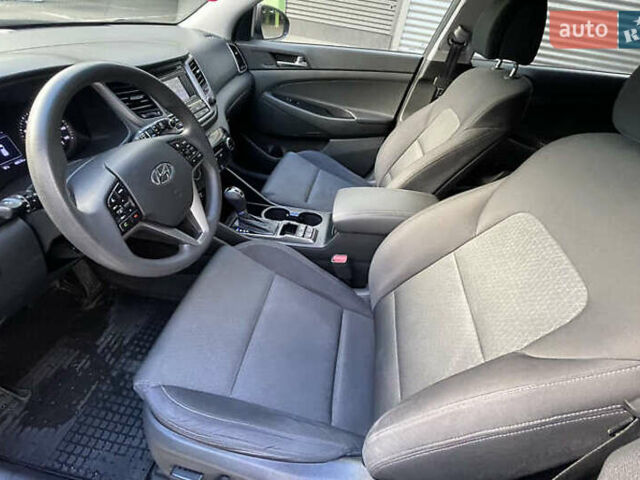 Серый Хендай Туксон, объемом двигателя 2 л и пробегом 125 тыс. км за 15600 $, фото 6 на Automoto.ua