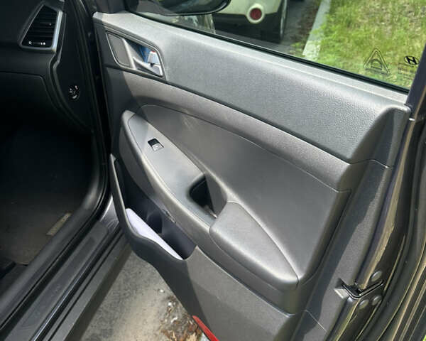 Серый Хендай Туксон, объемом двигателя 2 л и пробегом 166 тыс. км за 20500 $, фото 8 на Automoto.ua