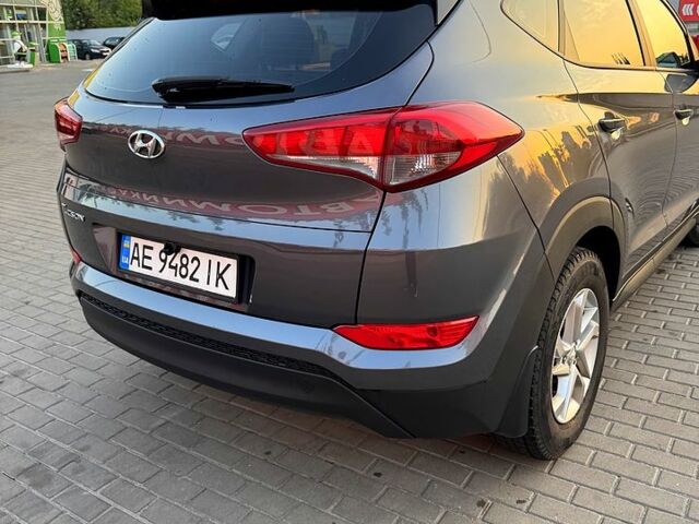 Серый Хендай Туксон, объемом двигателя 2 л и пробегом 92 тыс. км за 17800 $, фото 5 на Automoto.ua