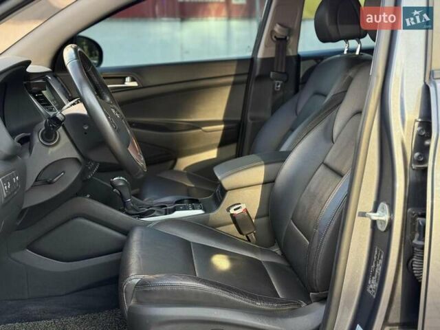 Серый Хендай Туксон, объемом двигателя 2 л и пробегом 119 тыс. км за 21800 $, фото 12 на Automoto.ua