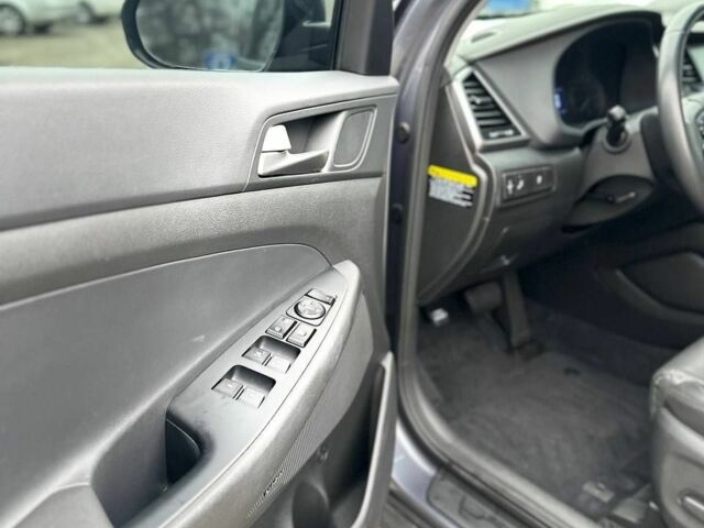 Серый Хендай Туксон, объемом двигателя 2 л и пробегом 190 тыс. км за 15999 $, фото 16 на Automoto.ua