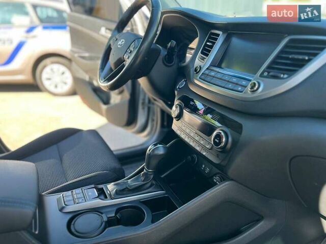 Сірий Хендай Туксон, об'ємом двигуна 2 л та пробігом 118 тис. км за 18990 $, фото 13 на Automoto.ua