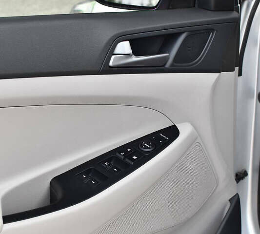 Сірий Хендай Туксон, об'ємом двигуна 2 л та пробігом 117 тис. км за 16900 $, фото 3 на Automoto.ua