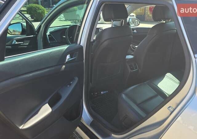 Серый Хендай Туксон, объемом двигателя 2 л и пробегом 137 тыс. км за 18900 $, фото 6 на Automoto.ua