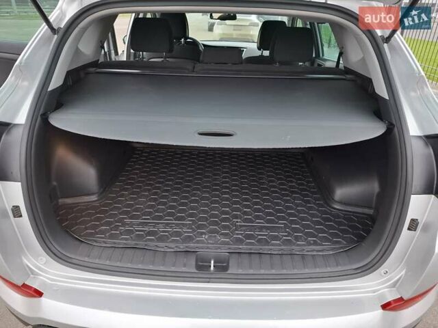 Сірий Хендай Туксон, об'ємом двигуна 2 л та пробігом 98 тис. км за 18500 $, фото 11 на Automoto.ua