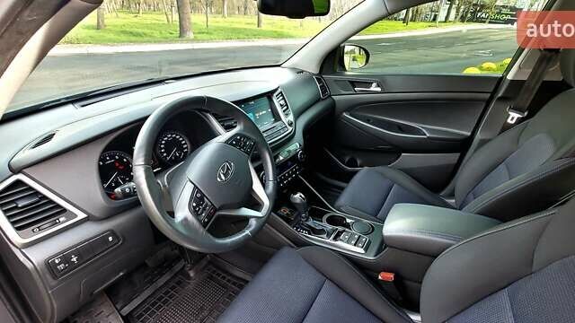 Серый Хендай Туксон, объемом двигателя 2 л и пробегом 19 тыс. км за 25000 $, фото 12 на Automoto.ua