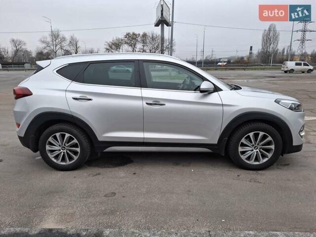 Сірий Хендай Туксон, об'ємом двигуна 2 л та пробігом 98 тис. км за 18500 $, фото 3 на Automoto.ua