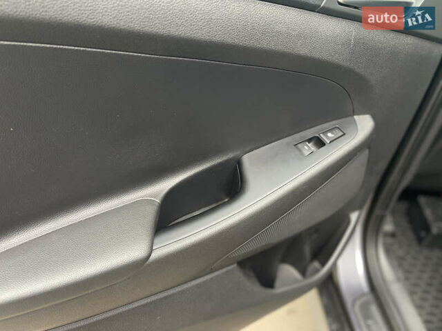 Серый Хендай Туксон, объемом двигателя 2 л и пробегом 193 тыс. км за 15300 $, фото 18 на Automoto.ua