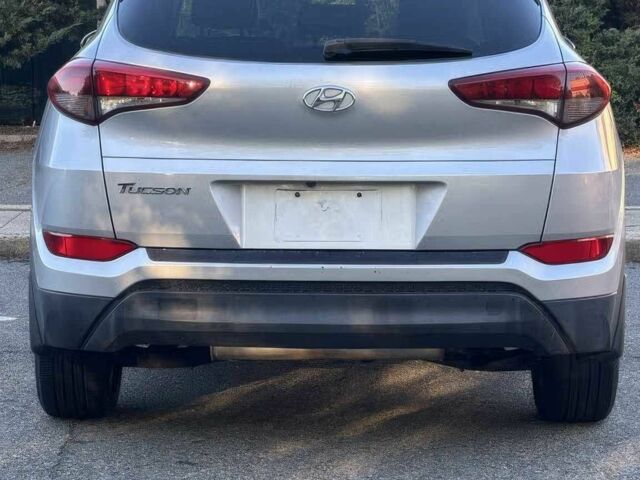 Сірий Хендай Туксон, об'ємом двигуна 2 л та пробігом 70 тис. км за 3900 $, фото 5 на Automoto.ua