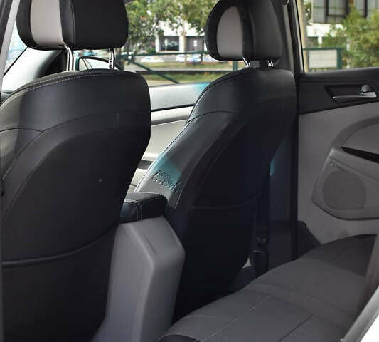 Сірий Хендай Туксон, об'ємом двигуна 2 л та пробігом 117 тис. км за 16900 $, фото 12 на Automoto.ua