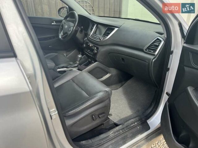 Сірий Хендай Туксон, об'ємом двигуна 2 л та пробігом 117 тис. км за 15900 $, фото 5 на Automoto.ua