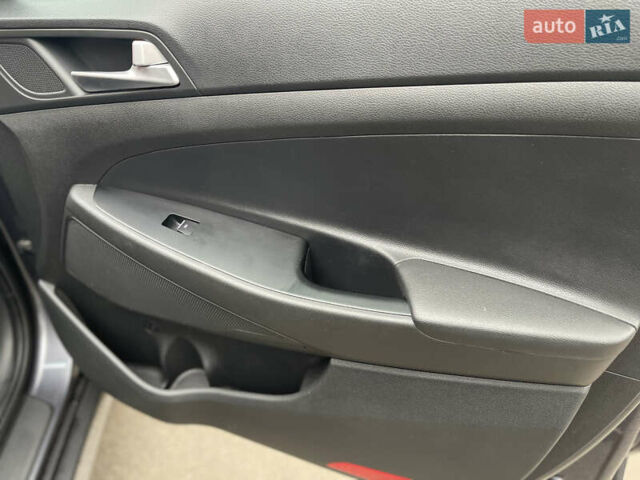 Серый Хендай Туксон, объемом двигателя 2 л и пробегом 193 тыс. км за 15300 $, фото 22 на Automoto.ua