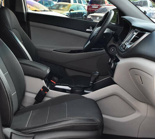 Сірий Хендай Туксон, об'ємом двигуна 2 л та пробігом 117 тис. км за 16900 $, фото 5 на Automoto.ua