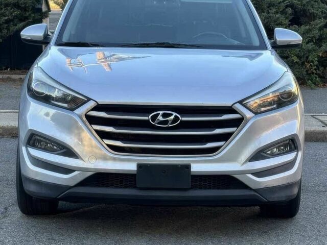 Сірий Хендай Туксон, об'ємом двигуна 2 л та пробігом 70 тис. км за 3900 $, фото 1 на Automoto.ua