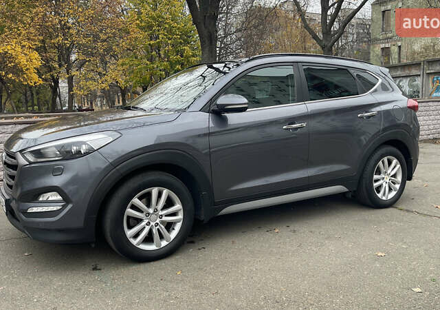 Серый Хендай Туксон, объемом двигателя 2 л и пробегом 193 тыс. км за 15300 $, фото 2 на Automoto.ua