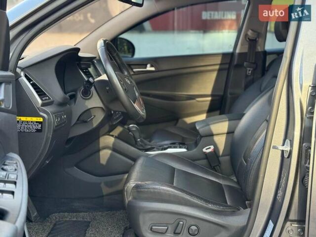 Серый Хендай Туксон, объемом двигателя 2 л и пробегом 119 тыс. км за 21800 $, фото 22 на Automoto.ua