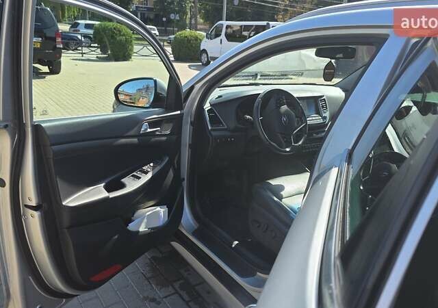 Серый Хендай Туксон, объемом двигателя 2 л и пробегом 137 тыс. км за 18900 $, фото 7 на Automoto.ua