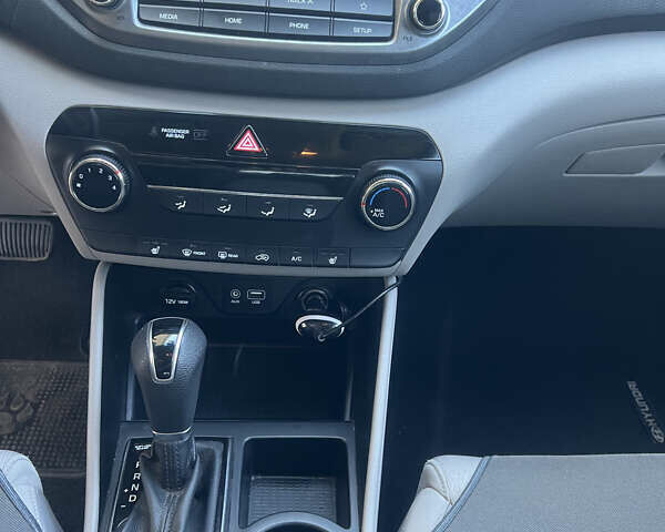 Серый Хендай Туксон, объемом двигателя 2 л и пробегом 118 тыс. км за 17200 $, фото 10 на Automoto.ua