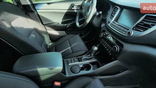 Серый Хендай Туксон, объемом двигателя 2 л и пробегом 19 тыс. км за 25000 $, фото 8 на Automoto.ua