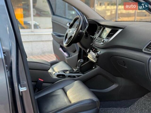 Серый Хендай Туксон, объемом двигателя 2 л и пробегом 119 тыс. км за 21800 $, фото 24 на Automoto.ua