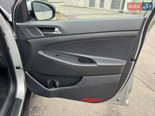 Серый Хендай Туксон, объемом двигателя 2 л и пробегом 122 тыс. км за 17500 $, фото 9 на Automoto.ua