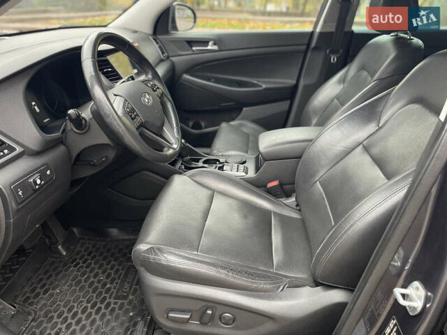 Серый Хендай Туксон, объемом двигателя 2 л и пробегом 193 тыс. км за 15300 $, фото 15 на Automoto.ua