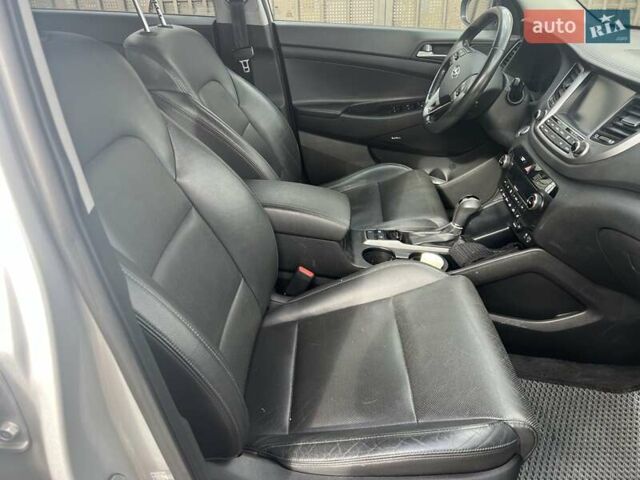 Сірий Хендай Туксон, об'ємом двигуна 2 л та пробігом 117 тис. км за 15900 $, фото 6 на Automoto.ua