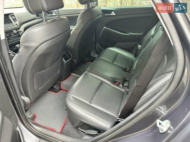 Серый Хендай Туксон, объемом двигателя 2 л и пробегом 140 тыс. км за 18200 $, фото 9 на Automoto.ua